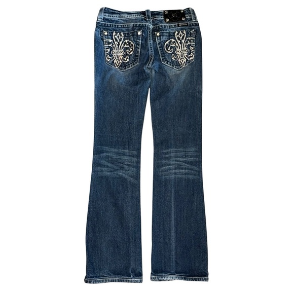 Miss Me Jeans Women’s Fleur De Lis SZ 27 Blue Distressed Boot Whiskering - Picture 3 of 7